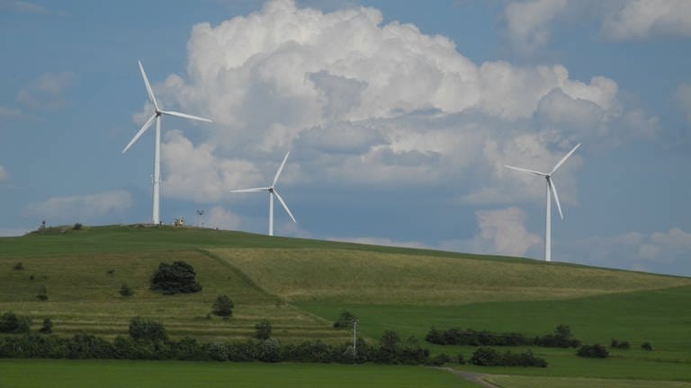 Drei Windräder auf einem Hügel. Die Initiative "Pro WIndkraft Neckar-Alb" fordert mehr Windkraft in der Region.