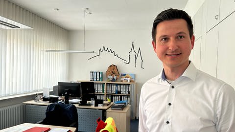 Roman Waizenegger (CDU), Bürgermeister von Bisingen, zu den Aufräumarbeiten in seinem Büro im Rathaus.