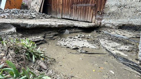 Ein Eingang zu einer Scheune in Bisingen ist vom Hochwasser unterspült