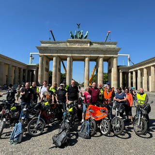 Die Mofa-Gruppe in Berlin vor dem Brandenburger Tor