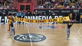 Ein Banner in der Paul-Horn-Arena in Tübingen mit der Aufschrift: "Tiger-Liebe kennt keine Liga." Die Basketballer der Tigers Tübingen steigen in die zweite Basketball-Bundesliga ab. Von den Fans gibt es Rückendeckung.