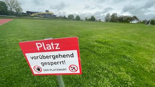 Fußball-EM: Ein Schild im Hermann-Saam-Stadion in Freudenstadt weist darauf hin, dass der Platz noch gesperrt ist.