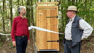 Oberbürgermeister Palmer und Ortsvorsteher Michael Rak vor der ökologischen Waldtoilette bei Tübingen
