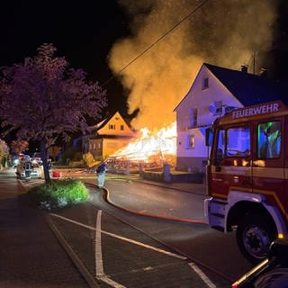 Nach einer Explosion und einem lauten Knall brennt das Haus eines 82-jährigen Mannes in Spaichingen lichterloh. Die Feuerwehr kann nur noch löschen. 