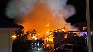 Haus eines 82-Jährigen in Spaichingen brennt mitten in der Nacht lichterloh. Die Feuerwehr kann nur noch löschen. Der Mann hat sich schwerverletzt gerettet.