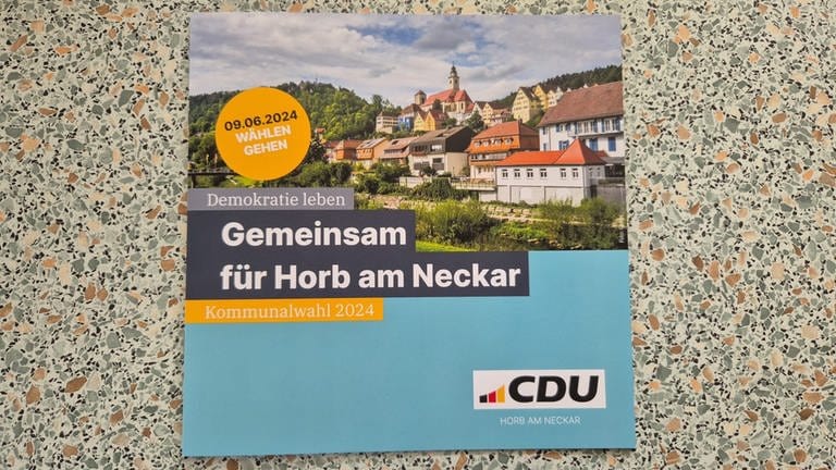 In Horb (Kreis Freudenstadt) sorgt ein Wahlprospekt der CDU für Aufregung. Es hat Beschwerden gegeben. Unter anderem, weil sich ein Kandidat für den Gemeinderat in Feuerwehruniform fotografieren ließ.