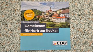 In Horb (Kreis Freudenstadt) sorgt ein Wahlprospekt der CDU für Aufregung. Es hat Beschwerden gegeben. Unter anderem, weil sich ein Kandidat für den Gemeinderat in Feuerwehruniform fotografieren ließ.
