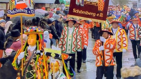 Larventräger, Fahnenträger und Musikkapelle der Schömberger Narrenzunft beim Sigmaringer Narrenfest.