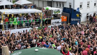 In der Ortsmitte von Empfingen feiern bei der Beatparade Tausende Raver vor einem Technotruck