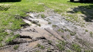 Die Unwetter um Pfingsten haben deutliche Spuren auf dem Neckarcampinplatz in Tübingen hinterlassen. Mit dem besseren Wetter beginnen jetzt auch die Ausbesserungsarbeiten.