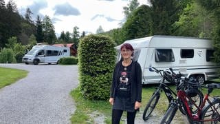 Campingplatzbesitzerin Elisabeth Eiermann freut sich über die lockere Stimmung auf ihrem Campingplatz bei Freudenstadt - trotz Regen und Wetterwechsel.