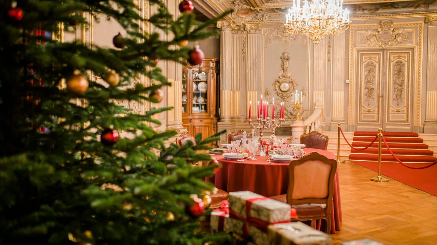 Ein festlich dekorierter Saal mit Weihnachtsbaum im Hohenzollernschloss Sigmaringen.