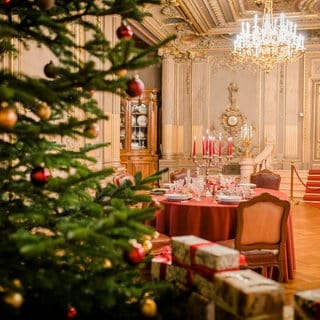 Ein festlich dekorierter Saal mit Weihnachtsbaum im Hohenzollernschloss Sigmaringen.