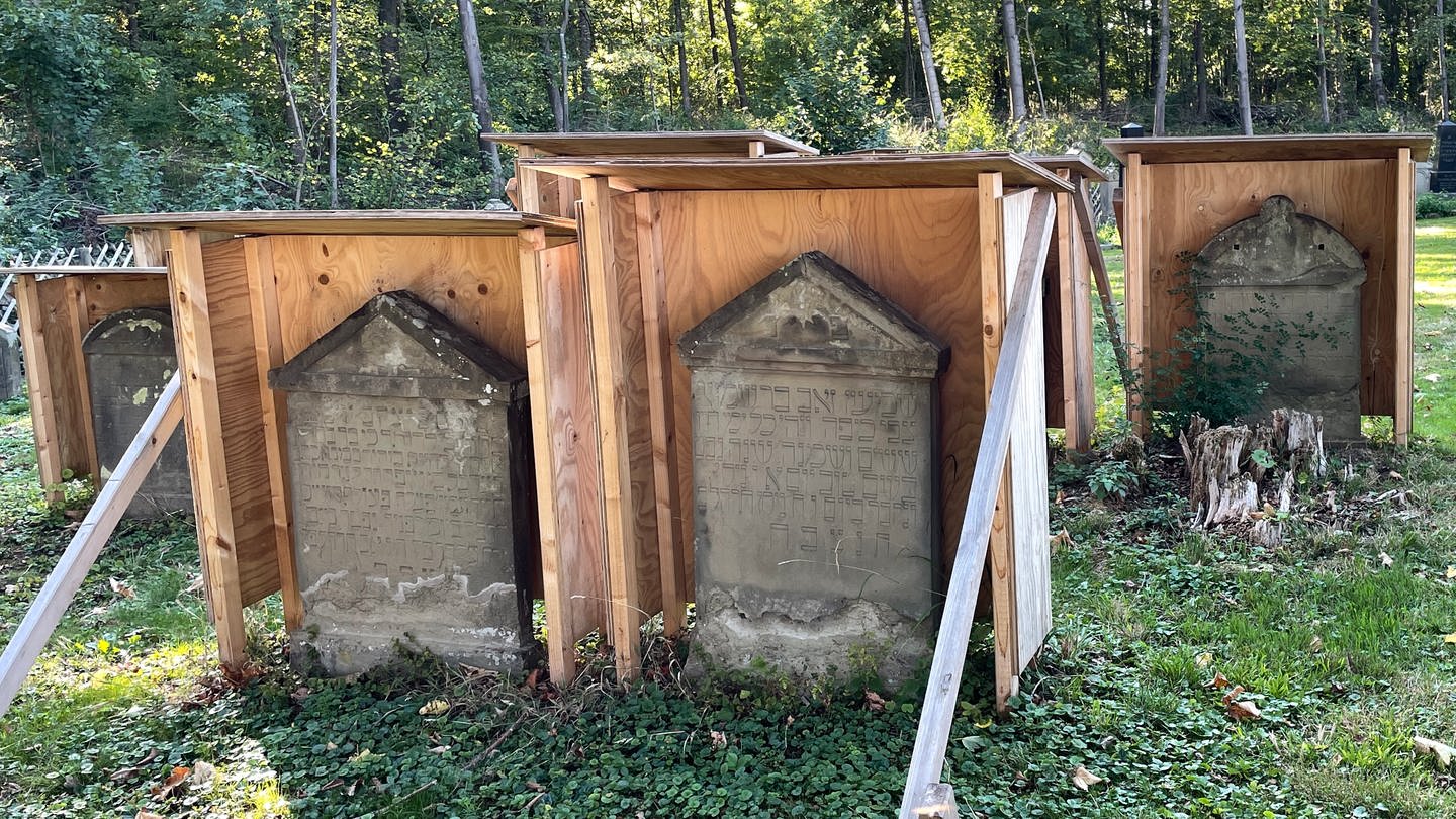 Angegriffene Grabsteine auf dem jüdischen Friedhof Kusterdingen-Wankheim