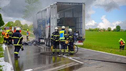 LKW einer Spedition brennt komplett aus, die Feuerwehr löscht. Die B28 bei Bad Urach Abzweigung Hengen ist in beide Richtungen gesperrt, Umleitungen sind laut Polizei eingerichtet.