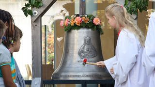 Die neue Glocken in Tübingen-Lustnau wird erstmals angeschlagen