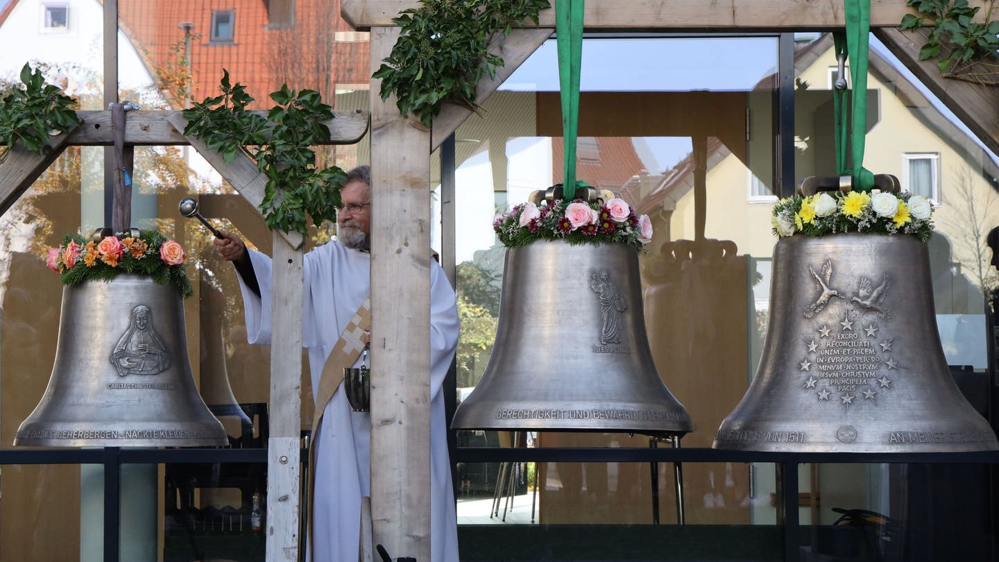 Diakon Josef Ambros weiht die neuen Glocken in Lustnau
