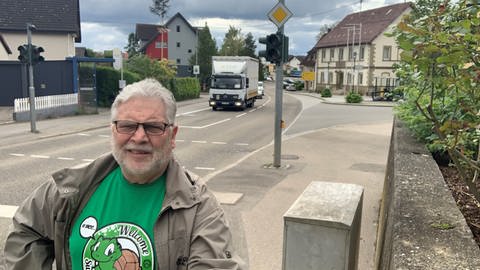 Michael Laschinger steht an der Durchgangsstraße in Horb-Bildechingen