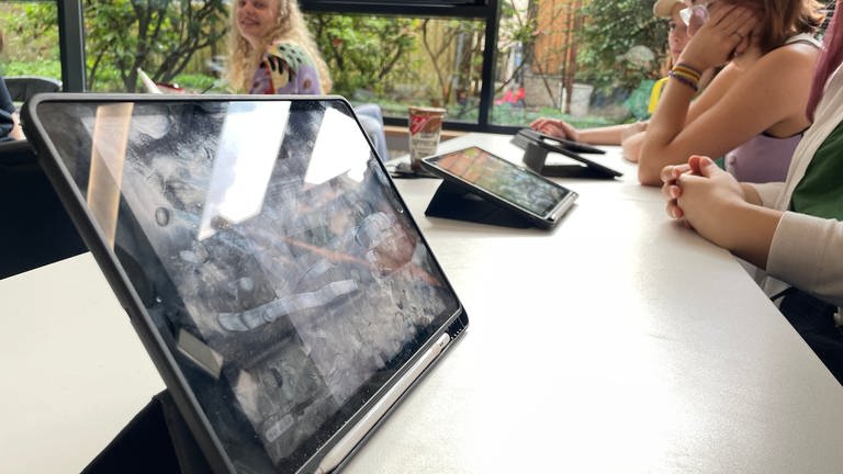 Digitalpakt mit der Gemeinschaftsschule West in Tübingen. Schüler mit Tabletcomputer.