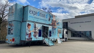 Der Hightech-Truck soll die Schülerinnen und Schüler der Geschwister-Scholl-Schule in Tübingen für IT- und Tech-Berufe begeistern.