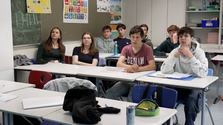 Jugendliche hören am Carlo-Schmid-Gymnasium ihren Mitschülern zu. Zum 75. Jubiläum des Grundgesetzes befassen sich die jungen Menschen intensiv mit der Verfassung der Bundesrepublik Deutschland.