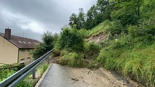Durch den vielen Regen am Wochenende ist in Bad Urach (Kreis Reutlingen) ein Hang abgerutscht. Verletzt wurde niemand.
