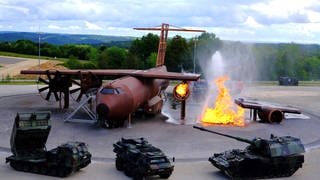 Die Bundeswehr in Stetten am kalten Markt löscht während einer Vorführung ein brennendes Transportflugzeug.