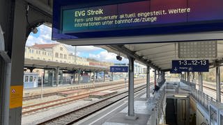 Hauptbahnhof Tübingen - Anzeigentafel demonstriert Leere am Tag des Warnstreiks