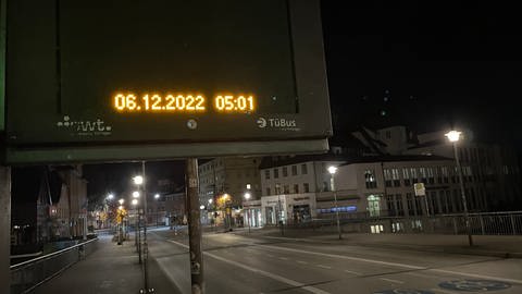 Tübingen ist nachts für ein paar Stunden dunkel - das hat die Stadt so entschieden, um Energie zu sparen. Die Straßenbeleuchtung wird von 1 bis 5 Uhr nachts ausgeschaltet.