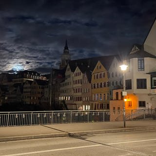 Tübingen ist nachts für ein paar Stunden dunkel - das hat die Stadt so entschieden, um Energie zu sparen. Die Straßenbeleuchtung wird von 1 bis 5 Uhr nachts ausgeschaltet.