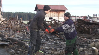 Aufräumen nach dem Brand auf dem Eschbachhof in Trossingen. 