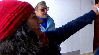 Baumretterin Christa Bruder wirft Bürgerentscheid in einen Briefkasten Hausen im Tann