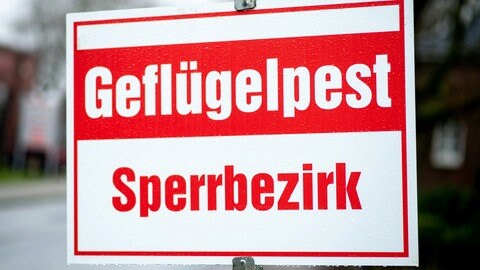 Ein Schild warnt vor einem Sperrbezirk wegen der Geflügelpest