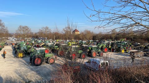 Traktoren stehen bereit für Bauernprotest in Tübingen