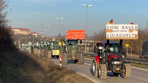Traktoren fahren mit Plakaten über die Bundestrasse in Tübingen
