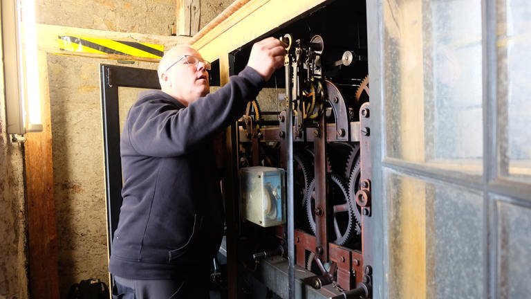 Andreas Walz repariert das Uhrwerk der Kirchturmuhr