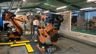 Roboter der TRIQBRIQ AG in der neuen Fertigungsanlage für Holzbausteine in Tübingen