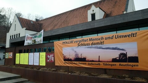 Plakate von Holcim-Gegnern vor der Stadthalle Sigmaringen