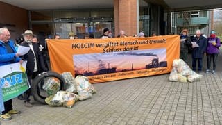 Umweltinitiativen protestieren gegen Holcim