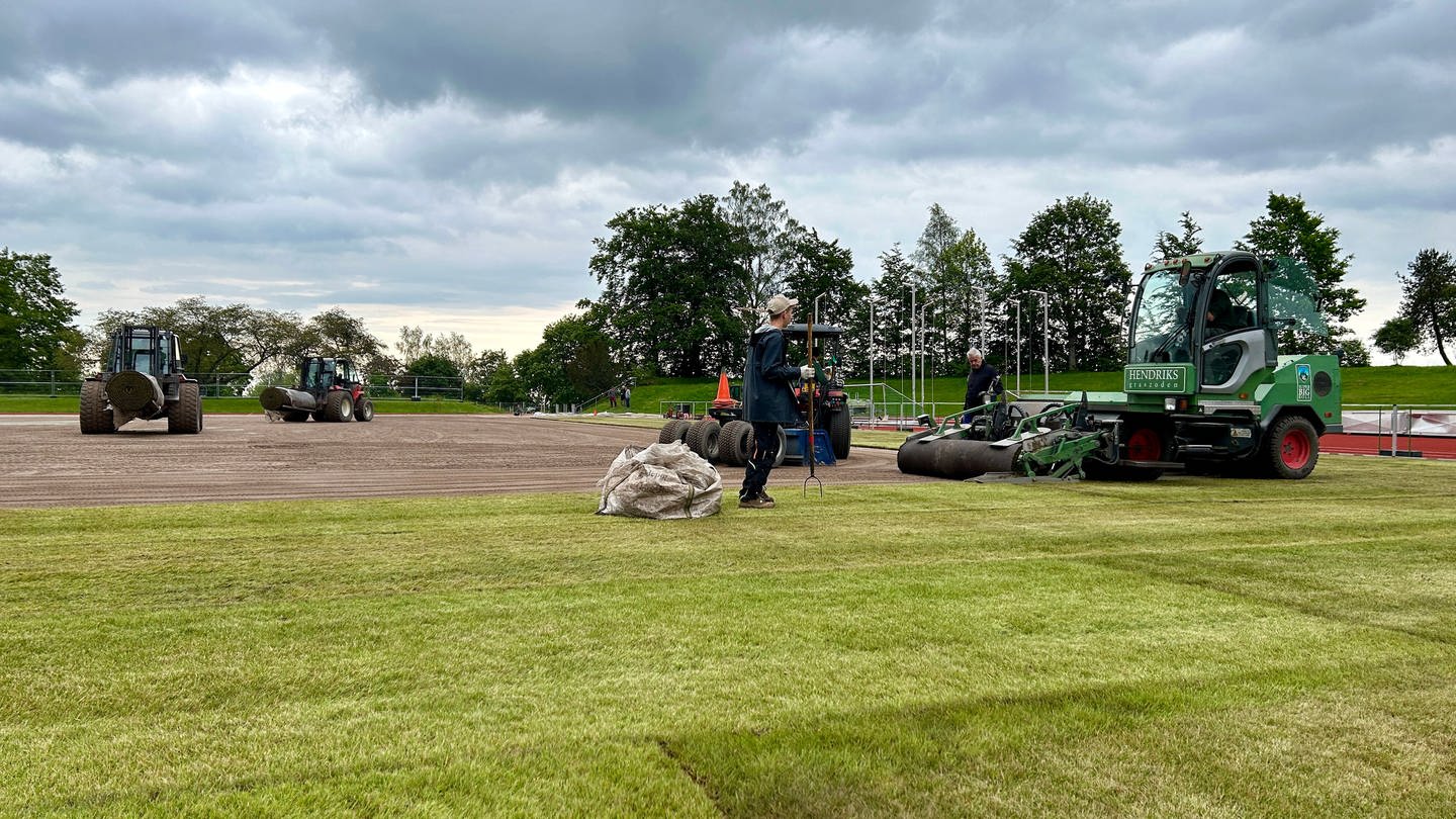 Der Reutlinger Gartenbauer Moser verlegt in Freudenstadt einen neuen Rasen für die Dänen. Die dänische Nationalmannschaft schlägt ihr Quartier für die Fußball-EM im Schwarzwald auf.