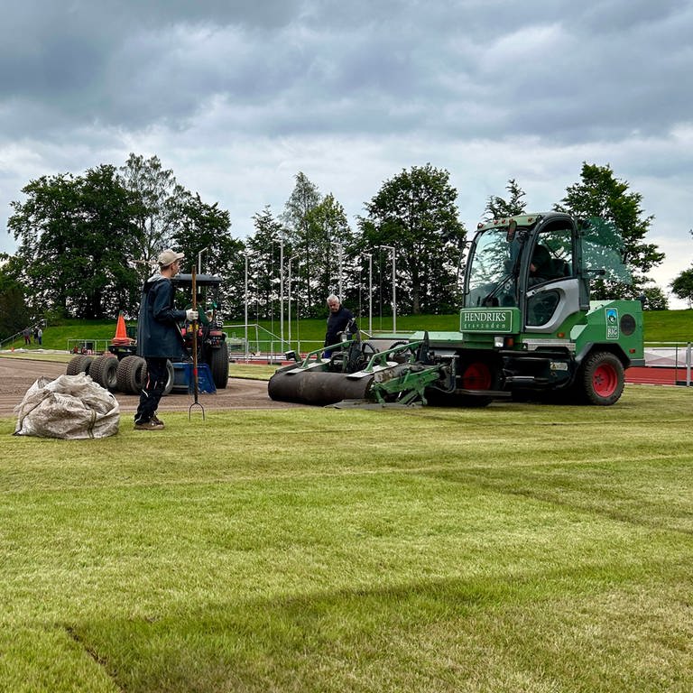 Der Reutlinger Gartenbauer Moser verlegt in Freudenstadt einen neuen Rasen für die Dänen. Die dänische Nationalmannschaft schlägt ihr Quartier für die Fußball-EM im Schwarzwald auf.