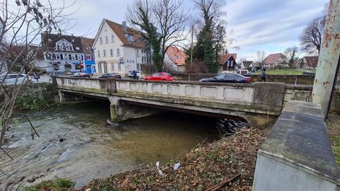 Die alte Brücke in Betzingen-Reutlingen wird zum Hochwasserschutz abgetragen und 70 Zentimeter höher wieder aufgebaut.