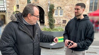 Luis Cavazzoli (rechts inm Bild) verteilt in Reutlingen Flyer für Cannabis Social Club in Reutlingen