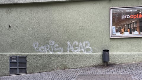 Grafitti auf einer Hauswand in der Tübinger Altstadt: "Boris AGAB". Die Stadt wehrt sich gegen Tags und Graffitis der Sprayer-Szene. Sie bezuschusst die Entfernung der Werke und zahlt Geld gegen Hinweise.