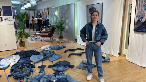 Die Modedesignerin und Künstlerin Anna Weber hat bis Ende Mai einen Pop-Up-Store in Rottenburg im Kreis Tübingen. Dort zeigt sie auch Live-Installationen mit ihrer Kunst aus Jeans.