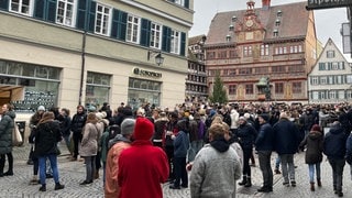 Heilig Morgen auf dem Tübinger Marktplatz. Hunderte treffen sich am Vormittag des Heiligen Abend, um gemeinsam zu Feiern.