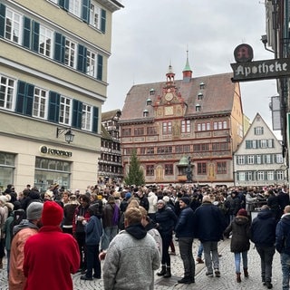 Heilig Morgen auf dem Tübinger Marktplatz. Hunderte treffen sich am Vormittag des Heiligen Abend, um gemeinsam zu Feiern.