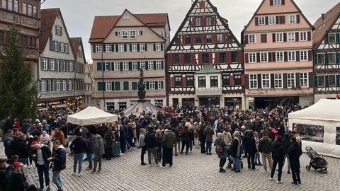 Heilig Morgen auf dem Tübinger Marktplatz. Hier treffen sich die Freunde und Bekannte, um gemeinsam zu feiern.