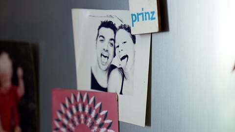 Alejandro Cardosa Zea und Anna Markovic, beide mittte 20 Jahre alt, auf einem Foto aus einem Fotoautomaten. Das Bild hängt an einer Kühlschranktür.