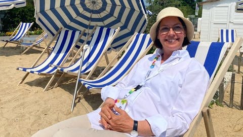 Annette Stiehle sitzt in einem Liegstuhl mit blau, weiß gestreiftem Stoff. Bei der Gartenschau in Balingen wurde zur Halbzeit der 200.000. Besucher begrüßt 
